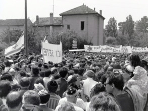 Manifestation à Carpentras en 1990 suite à la profanation du cimetière juif de la ville