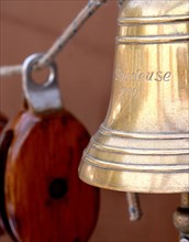 Menu Yachting, idée déco : wood block and brass bell