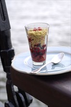 Yachting menu: pistacchio cherry crumble