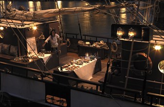 Menu Yachting, idée déco : table dressée sur un bateau décoré de lampes tempête