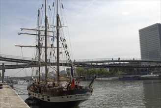Menu Yachting, idée déco : bateau La Boudeuse amarré sur la Seine, près de la Bibliothèque François Mitterrand