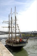 Menu Yachting, idée déco : bateau La Boudeuse amarré sur la Seine, près de la Bibliothèque François Mitterrand