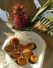 The Robinson Crusoe buffet: sweet pineapple cakes layed on pineapple chips
