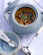 Yachting menu: creamy carot soup with spicy mussels
