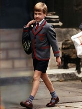 Le prince William en uniforme d'écolier sur le chemin de l'école