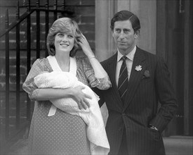 Prince William Collection 1982
Princess Diana & Prince Charles leave hospital 1982
with their