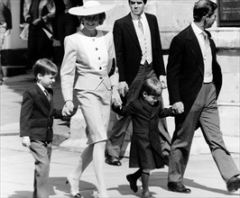 Le prince Charles, Lady Diana, prince William et prince Harry arrivant à la cérémonie de mariage de Sir Francis Brooke et Katherine Hussey