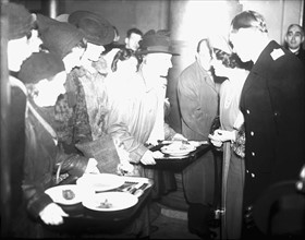 Le roi George VI et la reine-mère visitent à Sheffield en 1941.