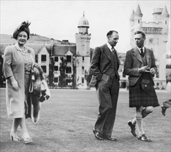 Sir Donald Bradman à Balmoral avec le roi et la reine.