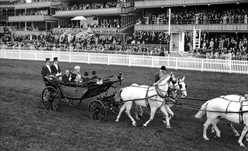 Le roi George VI et la reine Mary dans un attelage de chevaux blanc