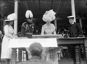 Le roi George V, la reine Mary, la princesse Mary et le prince de Galles aperçus lors d'une visite royale à Aberystwyth