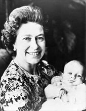 La reine Elisabeth II avec son premier petit-fils