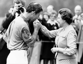 La reine Elisabeth II avec le prince Charles