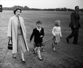 La reine Elisabeth II avec le prince Charles et la princesse Anne
