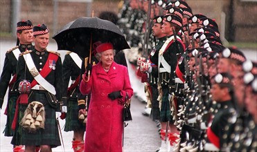 La reine Elisabeth II passant en revue la garde écossaise