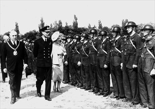 Le roi Georges VI et la reine Elisabeth visitant l'ARP