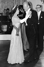 La reine Elisabeth II dansant avec le président Gérald Ford