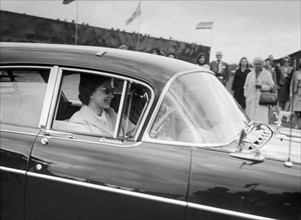 La reine Elisabeth II au volant de sa voiture