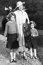 La reine Elizabeth avec ses filles les princesses Elisabeth et Margaret