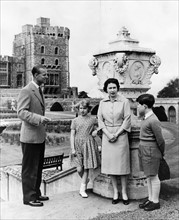La reine Elisabeth II, le prince Philip et leurs enfants au château de Windsor