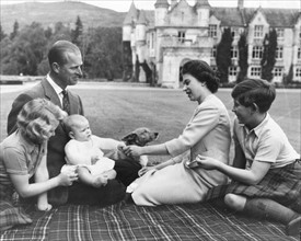 La reine Elisabeth II avec son mari le prince Philip et leurs enfants au château de Balmoral