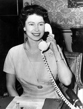 La reine Elisabeth II au téléphone avec le premier ministre du Canada M. Diefenbaker