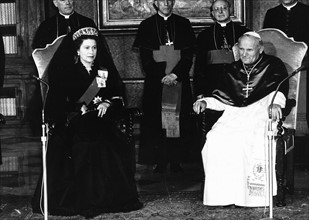 La reine Elisabeth II en visite officielle au Vatican