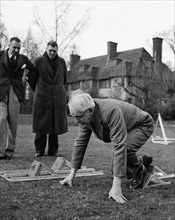 Henry Rottenburg essayant les starting blocks qu'il a créé pour les JO de Londres de 1948