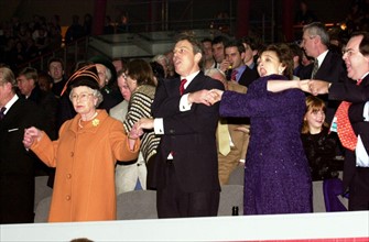 La reine Elisabeth II et Tony Blair aux festivités de l'an 2000