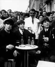 Les Beatles à une terrasse de café sur les Champs Elysées