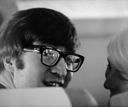 John Lennon et sa femme Cynthia en route vers New York