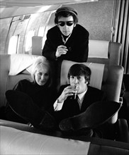John Lennon, sa femme Cynthia et Phil Spector