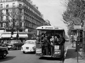 Parisiens attendant le bus