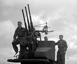 Soldats britanniques sur un canon anti-aérien