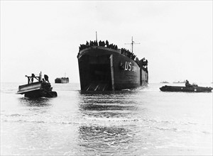 Navire américain débarquant sur les plages normandes le 6 juin 1944