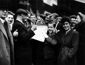 Vendeur de journaux de Manchester annonçant le Débarquement des forces alliées en Normandie