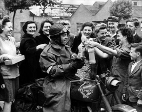 Population anglaise fournissant des vivres aux troupes embarquant pour la France, en juin 1944