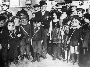 Enfants portant des masques à gaz