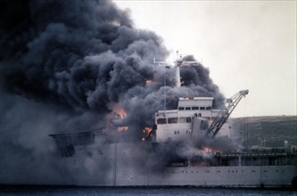 Le navire HMS Sir Galahad en feu