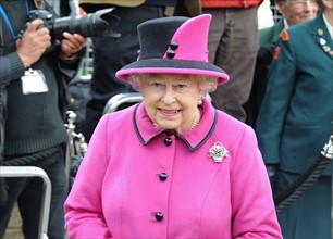 La reine Elisabeth II assistant à un défilé de mode