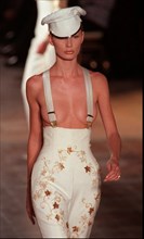 Défilé de mode Givenchy à Paris, 1996