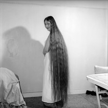 Mabel Anderson présentant sa coupe de cheveux extra-longue