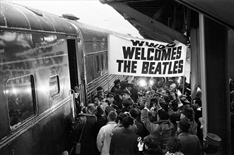 Les Beatles arrivent à New York en février 1964 après avoir participé à la réception de