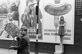 Françoise Hardy, filmée sur Exhibition Road à Londres, le 11 octobre 1965
