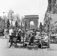 Champs-Elysées à Paris, en 1960