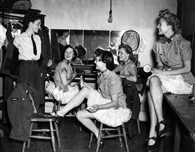 Jeunes femmes de la WAAFS avant la répétition d'un spectacle au profit de la RAF