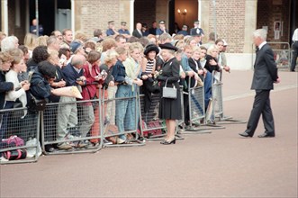 Queen Elizabeth II at St James's Palace to pay her respects to Princess Diana 's body in the Chapel