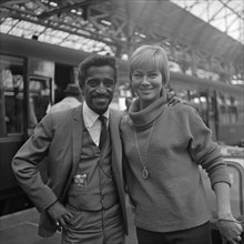 Sammy Davis Jnr and his wife Maj Eritt at Picadilly station, Manchester.
9th October 1961.
P6960