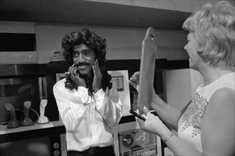 Sammy Davis Jnr filming 'One More Time' in a black wig.
18th July 1969.
Z7290-27A