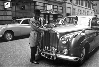 Sammy Davis Jnr. in London polishing his new Rolls Royce.
31st March 1963.